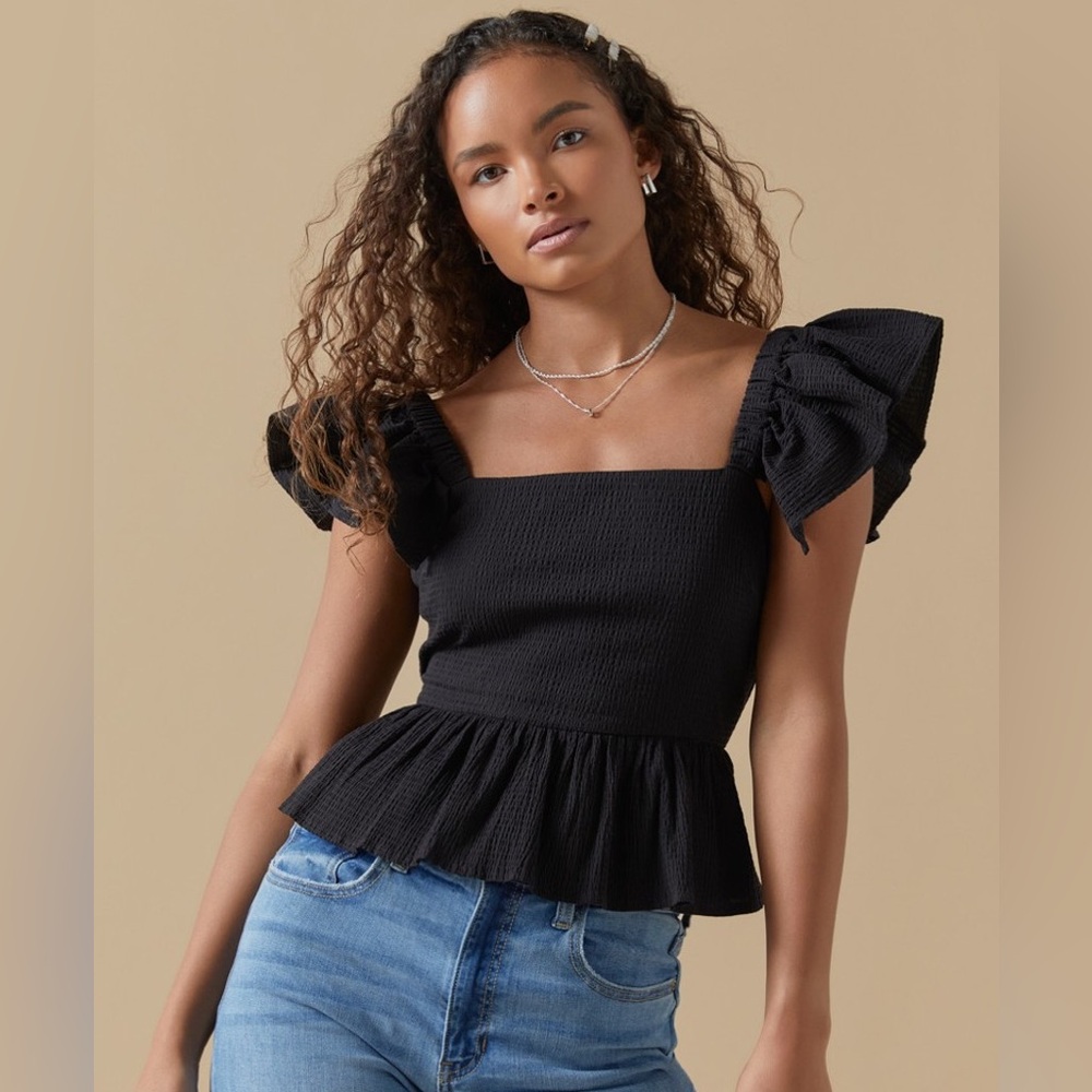 Francesca’s Bella Flutter Sleeve Bow Back Top in Charcoal Size M